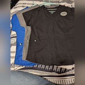 Set of 3, 6 pocket scrub tops!!